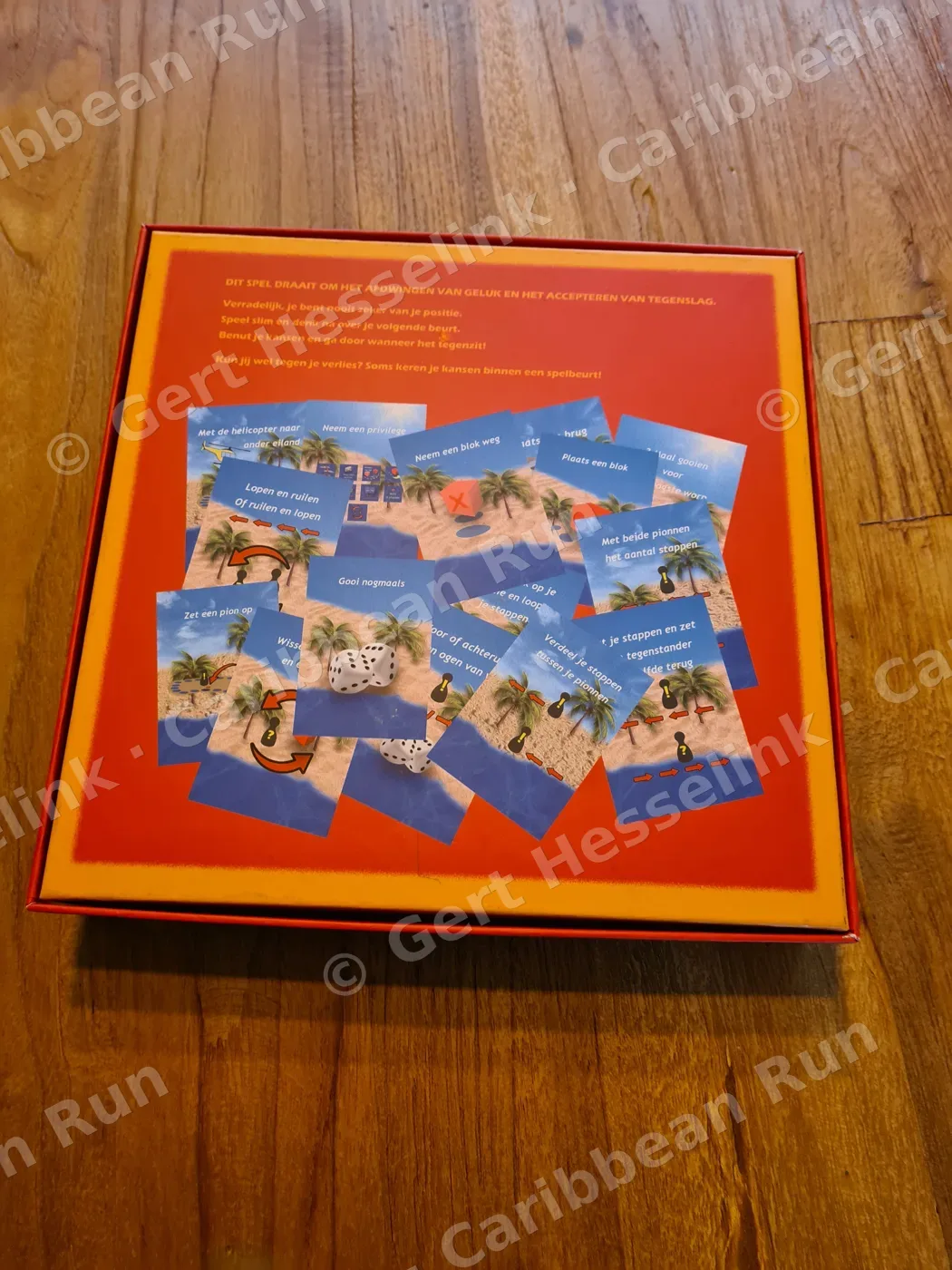 Achterkant van de doos met de spelkaarten